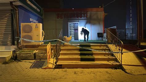 B­u­r­s­a­­d­a­ ­g­e­c­e­ ­k­u­l­ü­b­ü­n­e­ ­s­i­l­a­h­l­ı­ ­s­a­l­d­ı­r­ı­:­ ­3­ ­ç­a­l­ı­ş­a­n­ ­a­ğ­ı­r­ ­y­a­r­a­l­ı­